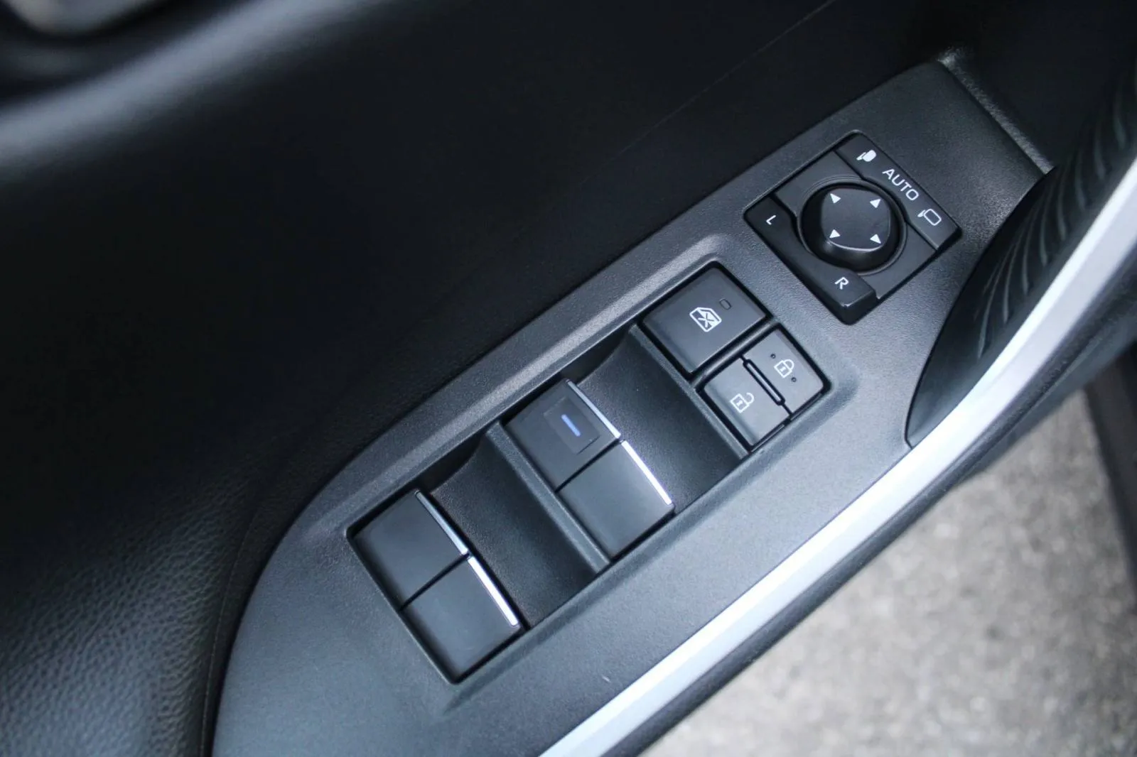 toyota rav4 2.5 hybrid awd automatik *navigacija, kamera* - slika 16