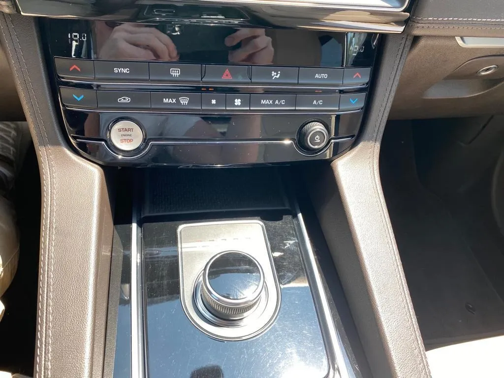 jaguar f-pace 2.0 d 4x4 automatik, navi, led, kamera, 4x garancija! - slika 11