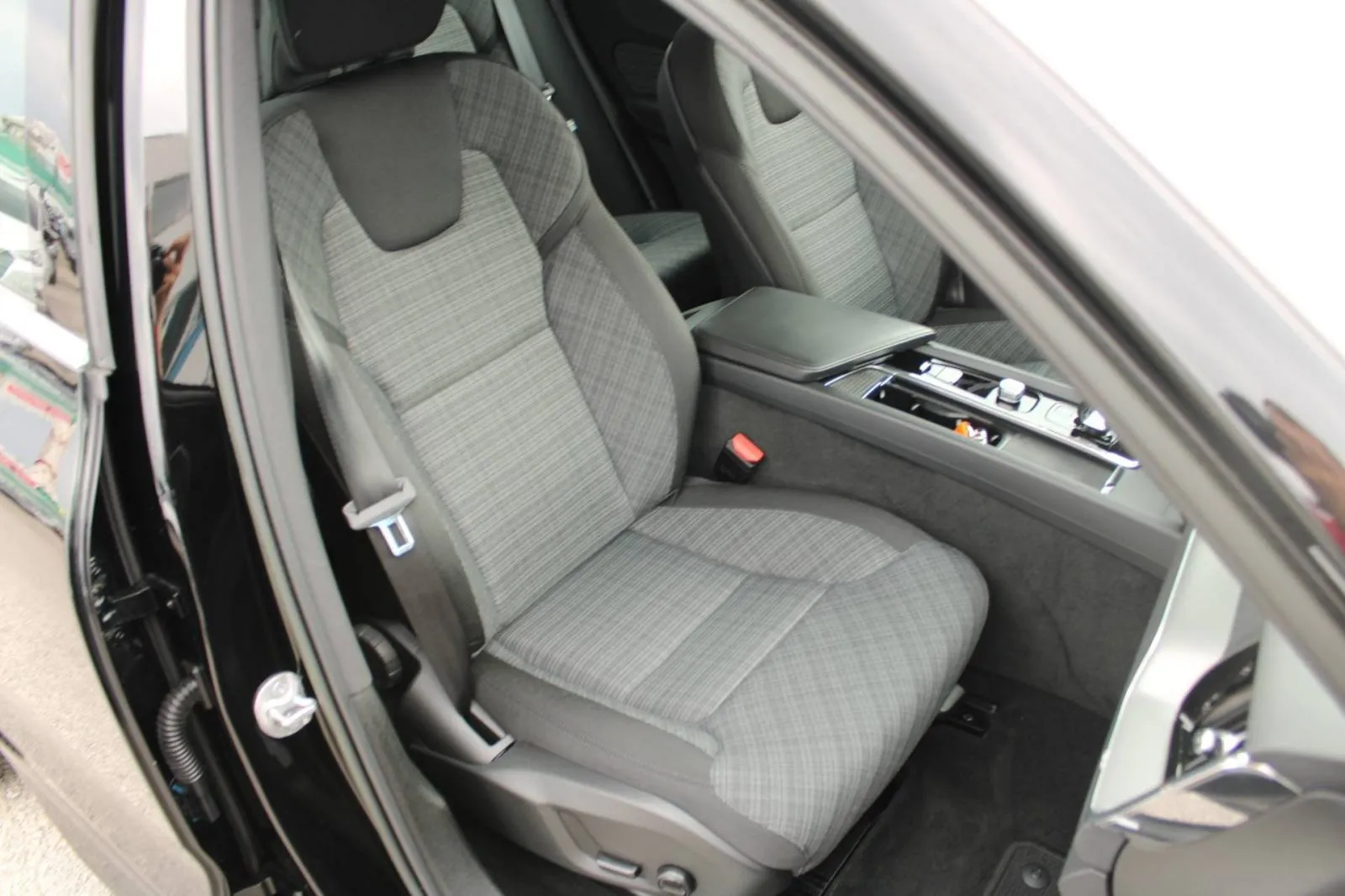 volvo xc60 b4 2.0d automatik *led, navigacija, kamera* - slika 13