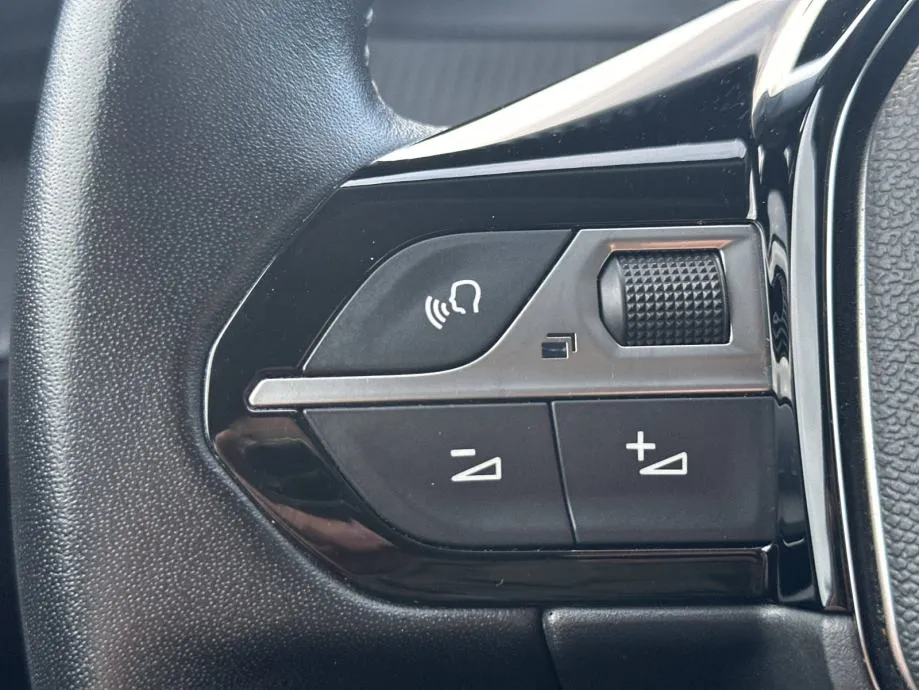 peugeot 2008 1,2 * nove gume* servisiran * jamstvo 24 mj. - slika 21
