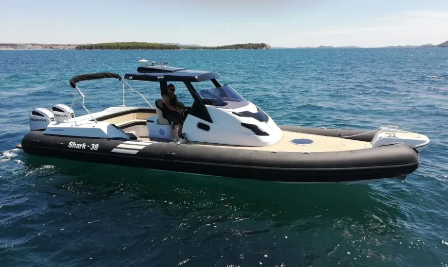 shark 38 hardtop powered by inboard diesel - slika 13