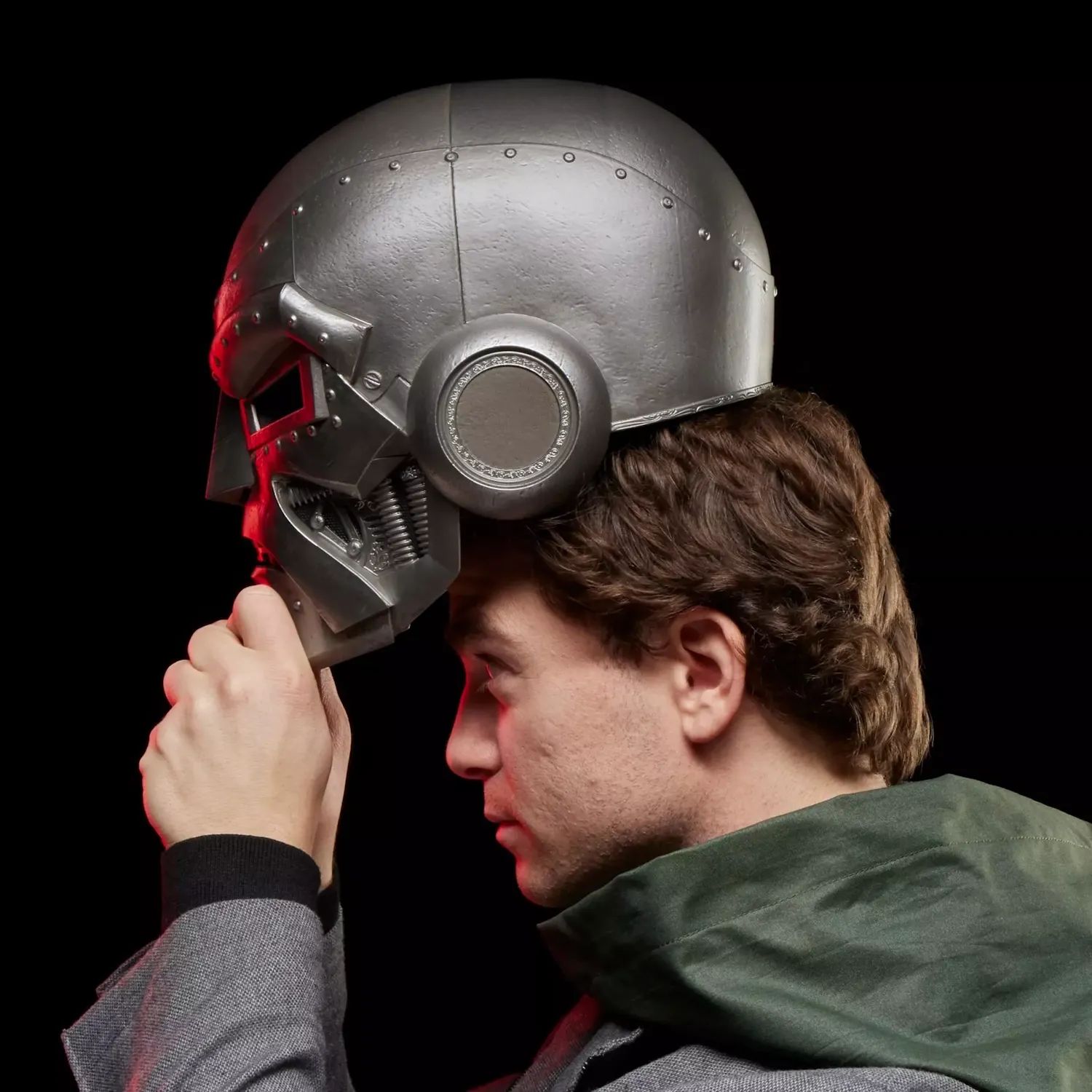 marvel legends series – doctor doom premium roleplay helmet - slika 7