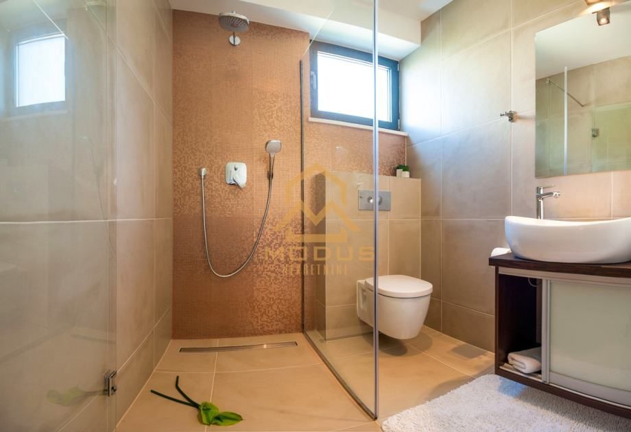 okrug gornji - luksuzna villa 2. red od mora (prodaja) - slika 16