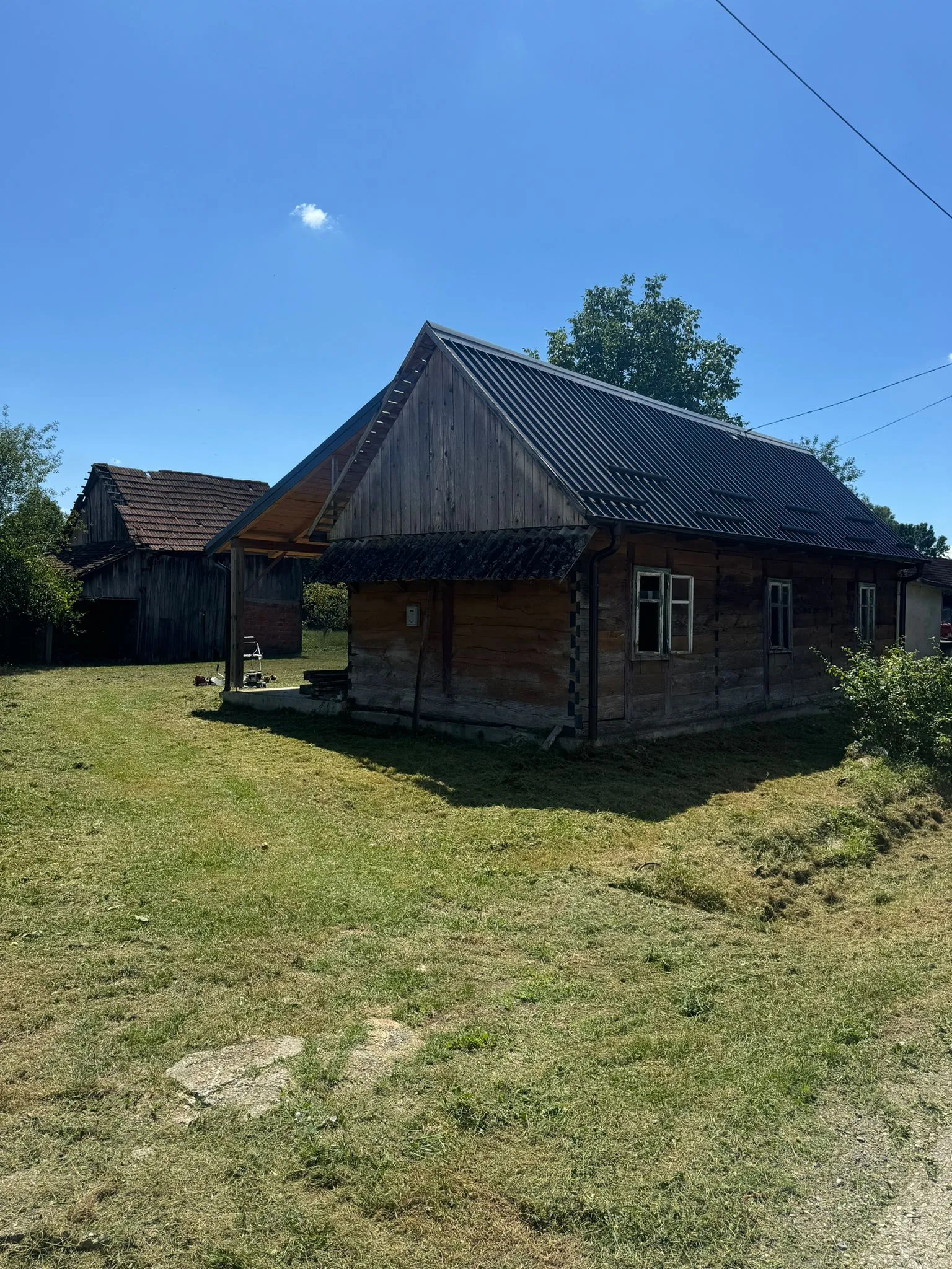 kuća drvena sa 2000m2 okućnice - slika 2
