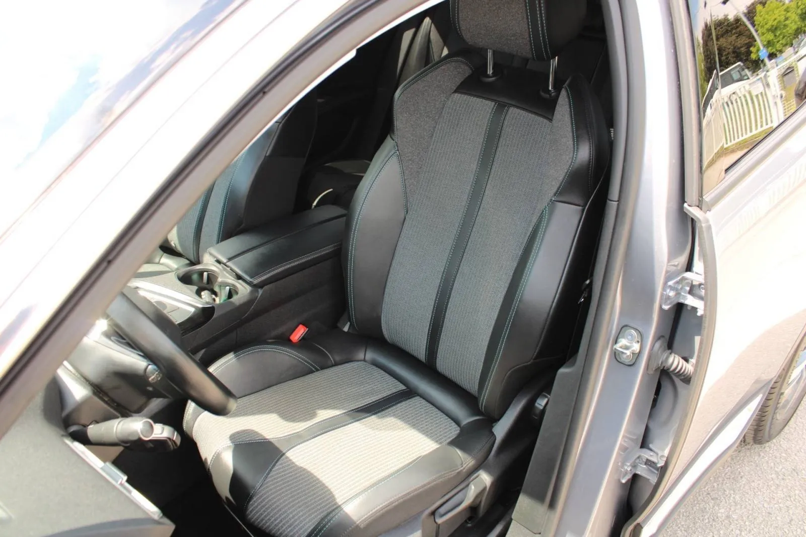 peugeot 3008 1.2 puretech allure *navigacija, led, kamera* - slika 10