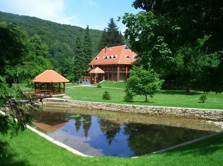 Hotel Višnjica - Park prirode Papuk – Jankovac - Slatinski Drenovac, Čačinci
