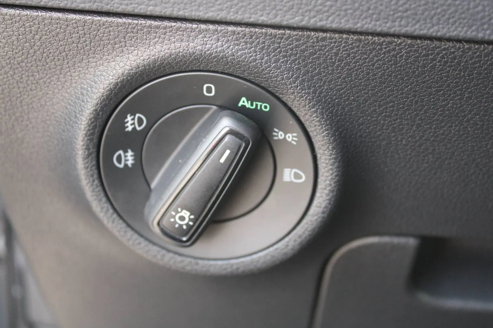 škoda karoq 1.6 tdi dsg *led, navigacija, kamera* - slika 17