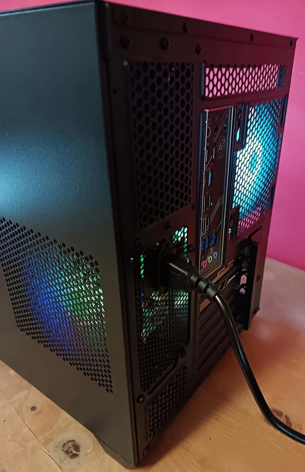amd ryzen 7 9800x3d, rtx 5080 16gddr7, 64gb ram, 1tb m.2, 4tb hdd - slika 5