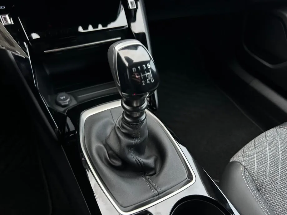 peugeot 2008 allure puretech 100 - slika 17