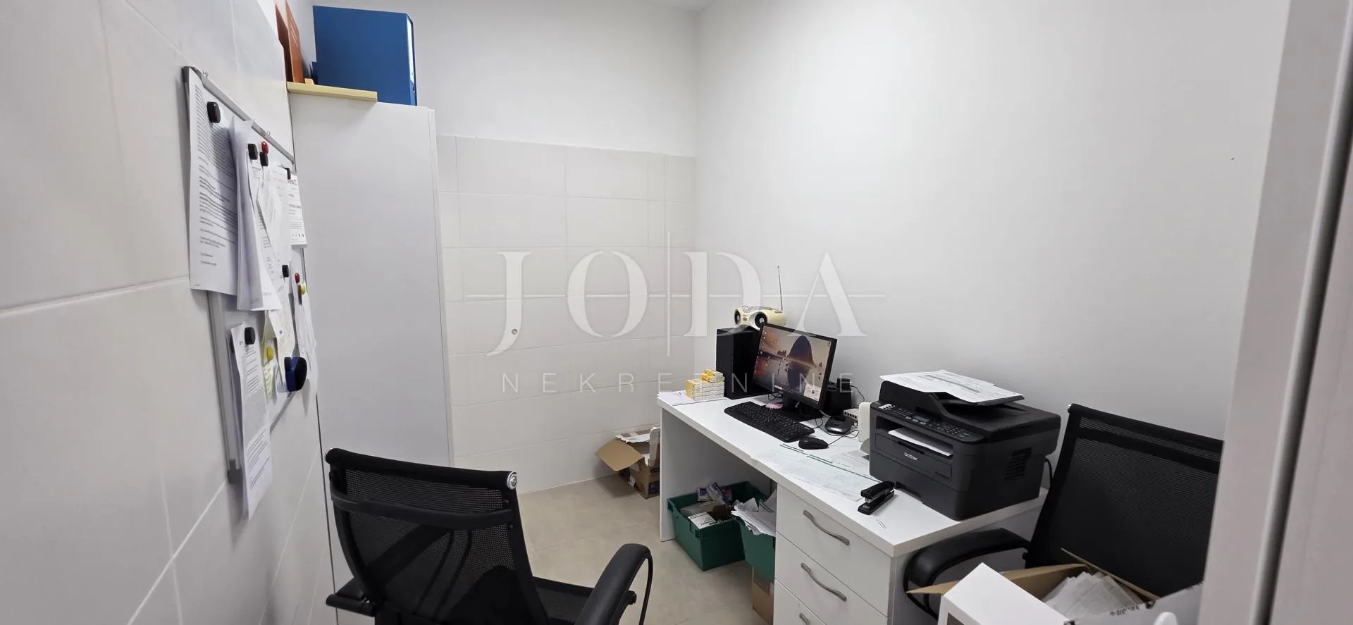 poslovni prostor s uhodanim zakupcem (apoteka) – 103 m², prizemlje, parking, top lokacija dramalj - slika 16