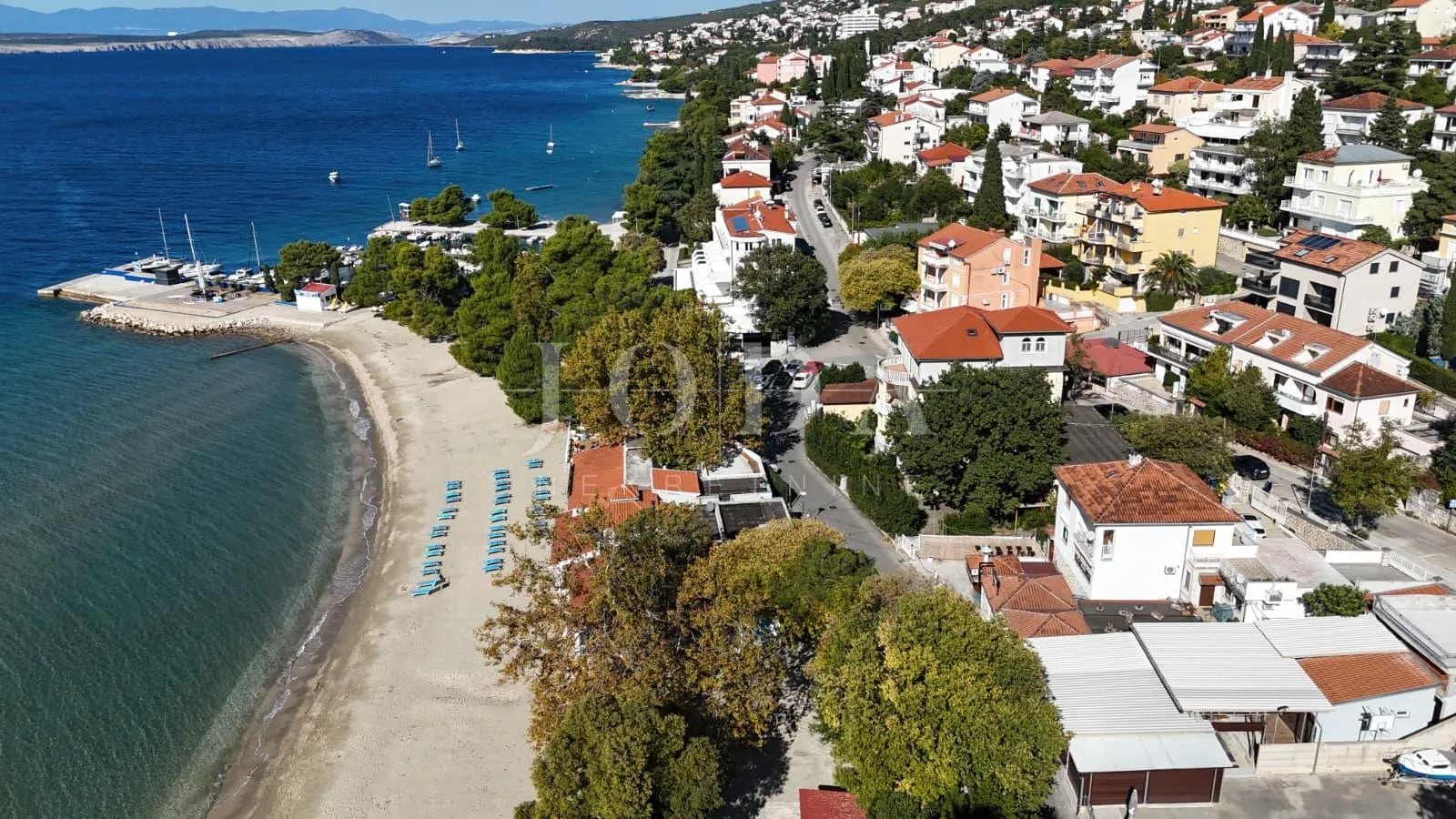 Crikvenica, kuća prvi red do mora