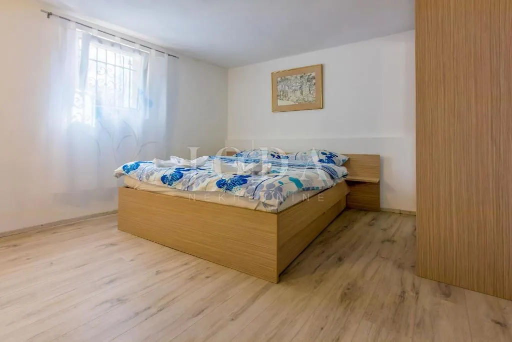 kuća s bazenom na prodaju u bribiru – 4 spavaće sobe, kamin, okućnica, parking | kvarner - slika 11