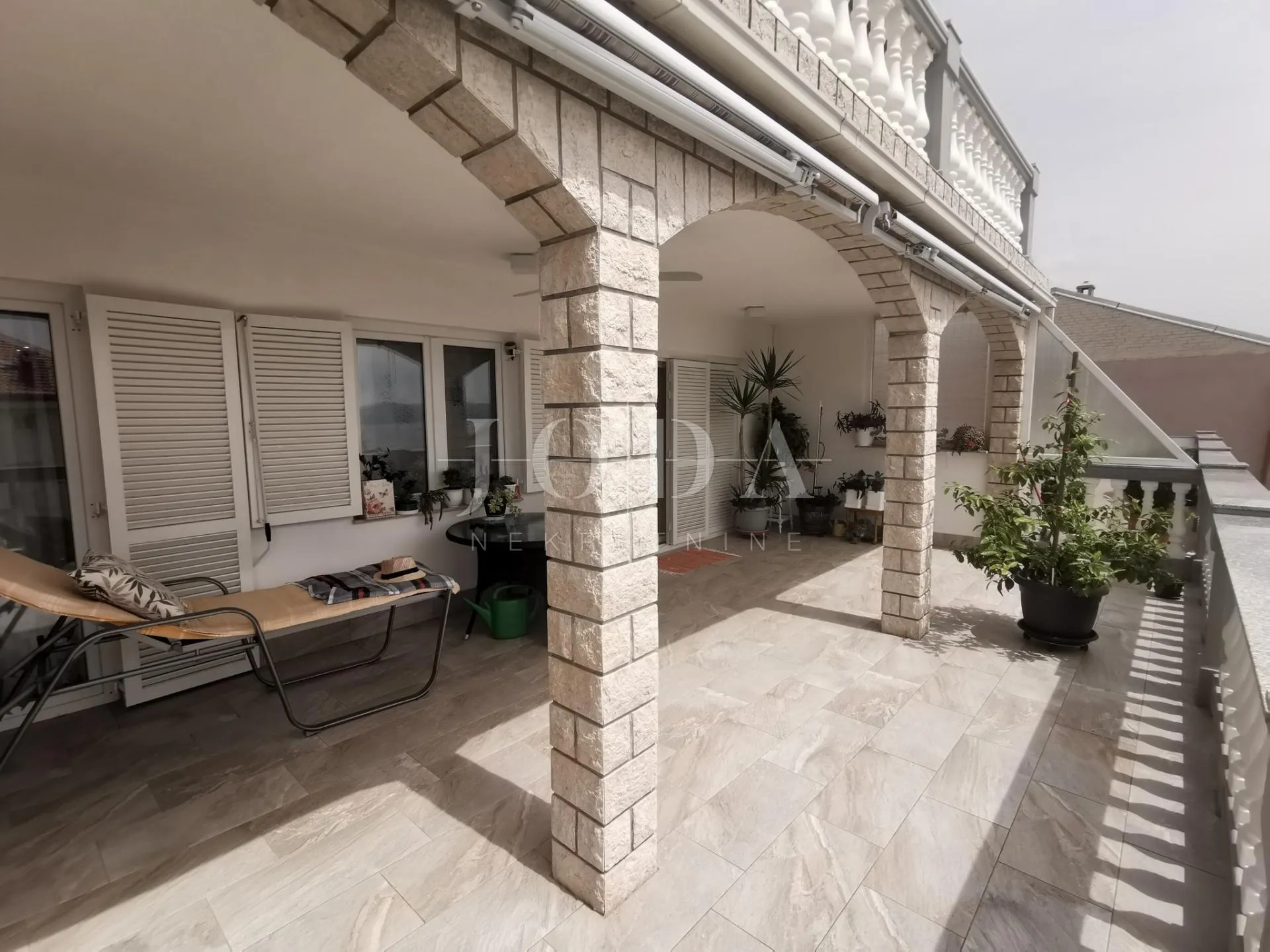 kuća sa 6 apartmana i bazenom - slika 46