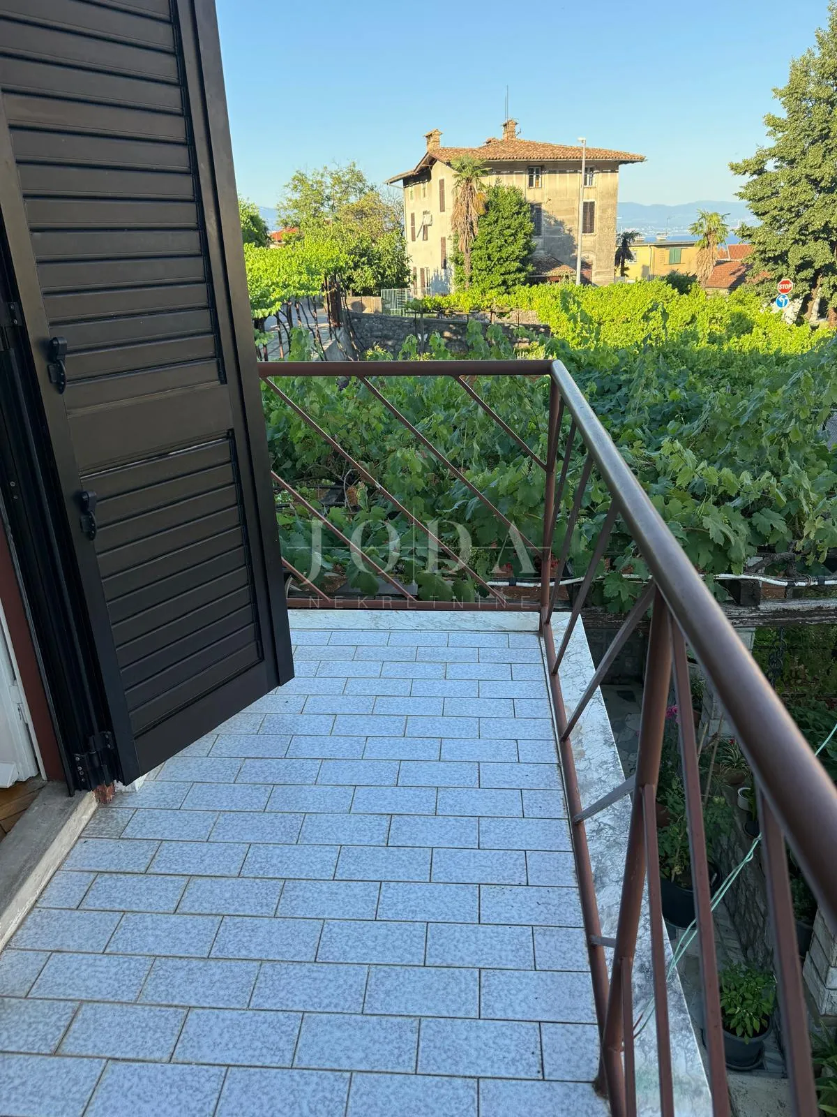 stan na prvom katu kuće s velikim vrtom – lovran - slika 12