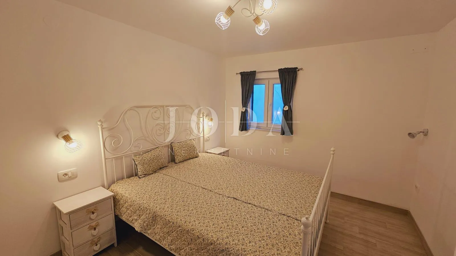 cesarica kuća prvi red do mora - slika 19