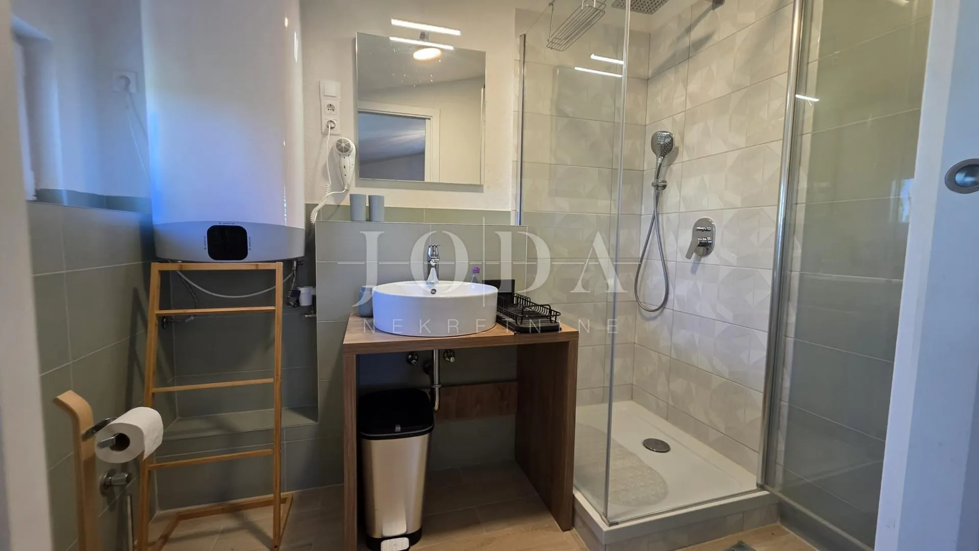 cesarica kuća sa 6 apartmana 1.red do mora - slika 31
