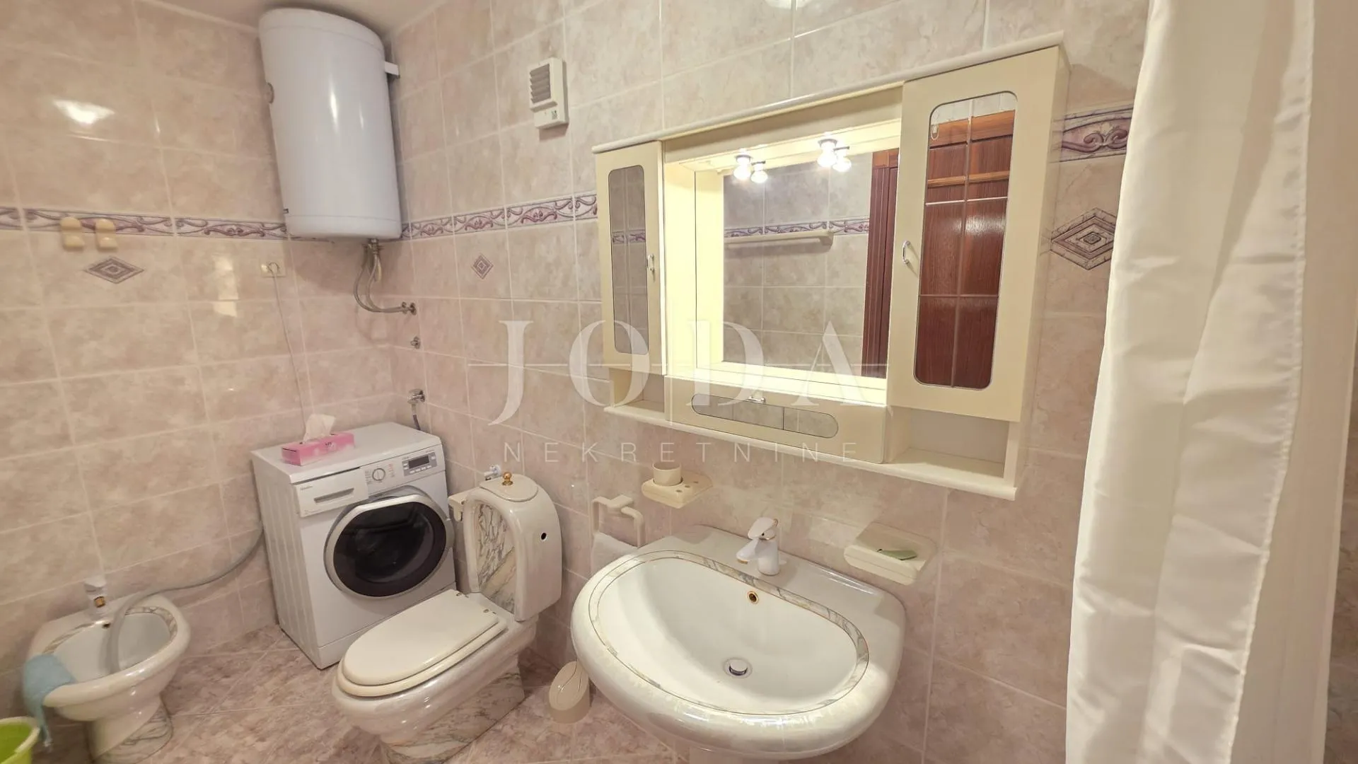 jadranovo dvosobni stan 150m od mora - slika 15