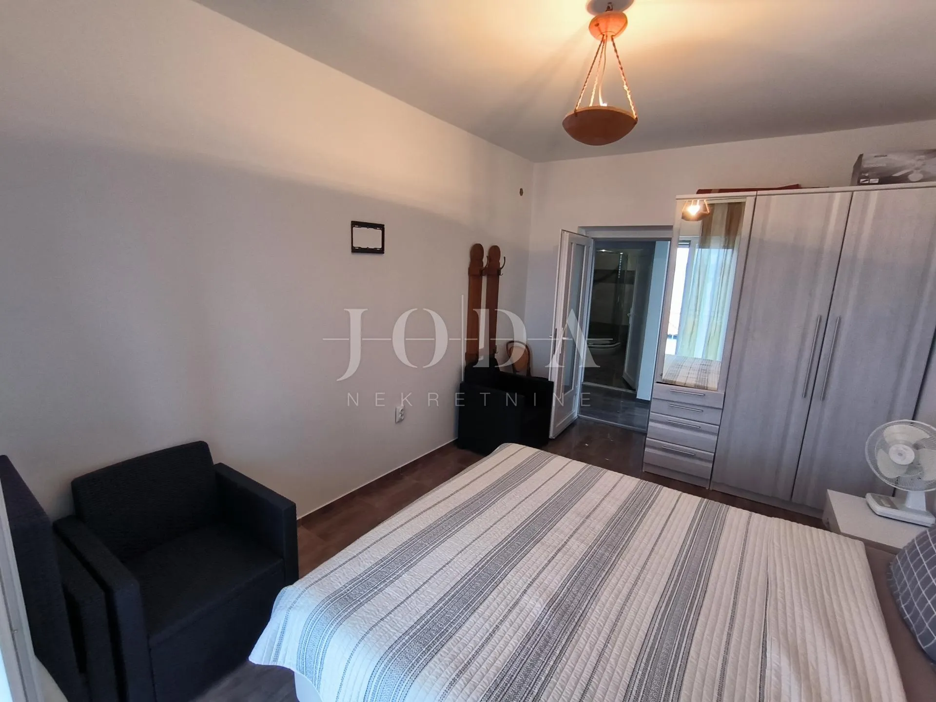 apartman blizu mora sa 2 balkona i otvorenim pogledom - slika 8
