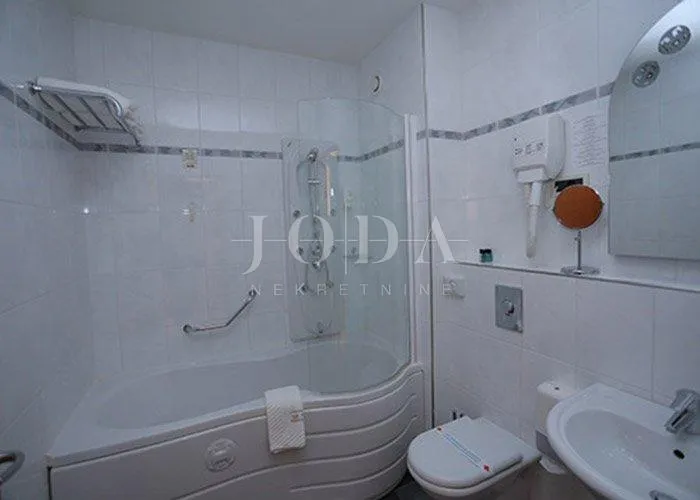 hotel na prodaju prvi red do mora - slika 14