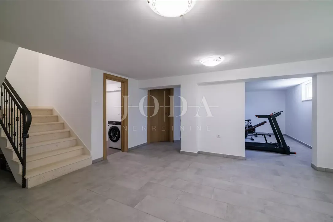 tribalj kuća 600m2 sa bazenom - slika 44