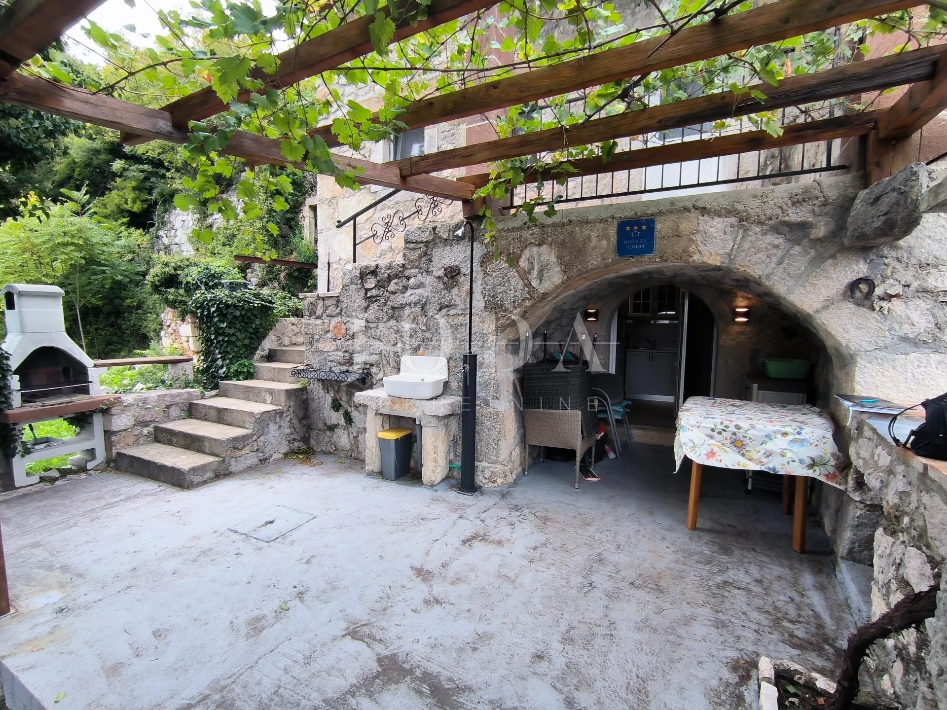 kuća sa dva adaptirana apartmana - slika 3