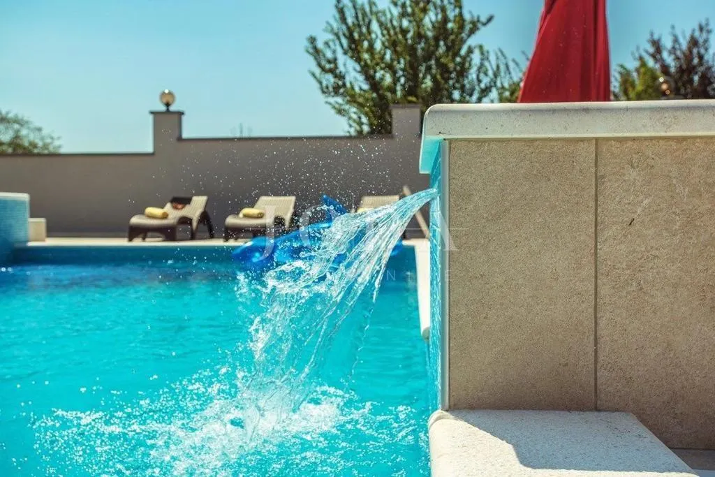 pula, villa sa bazenom i jacuzzijem - slika 7