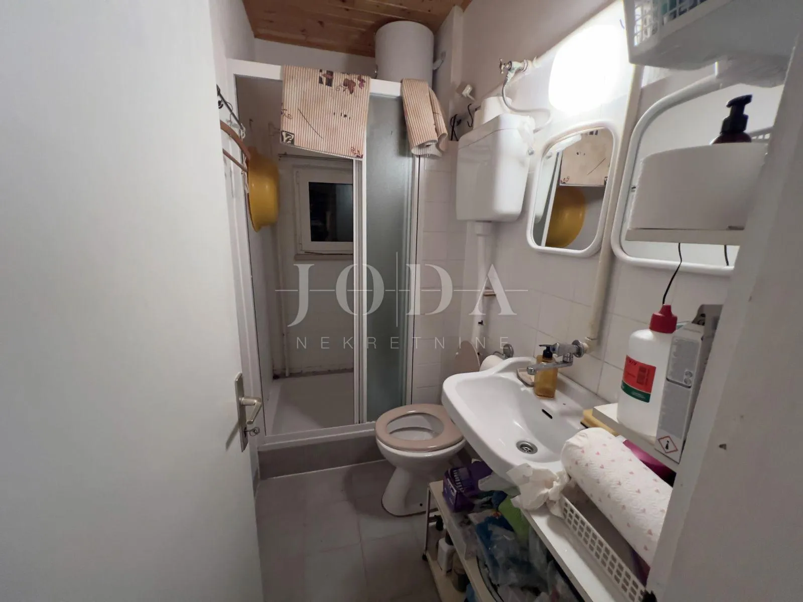 jadranovo, kuća na izvrsnoj lokaciji - slika 12