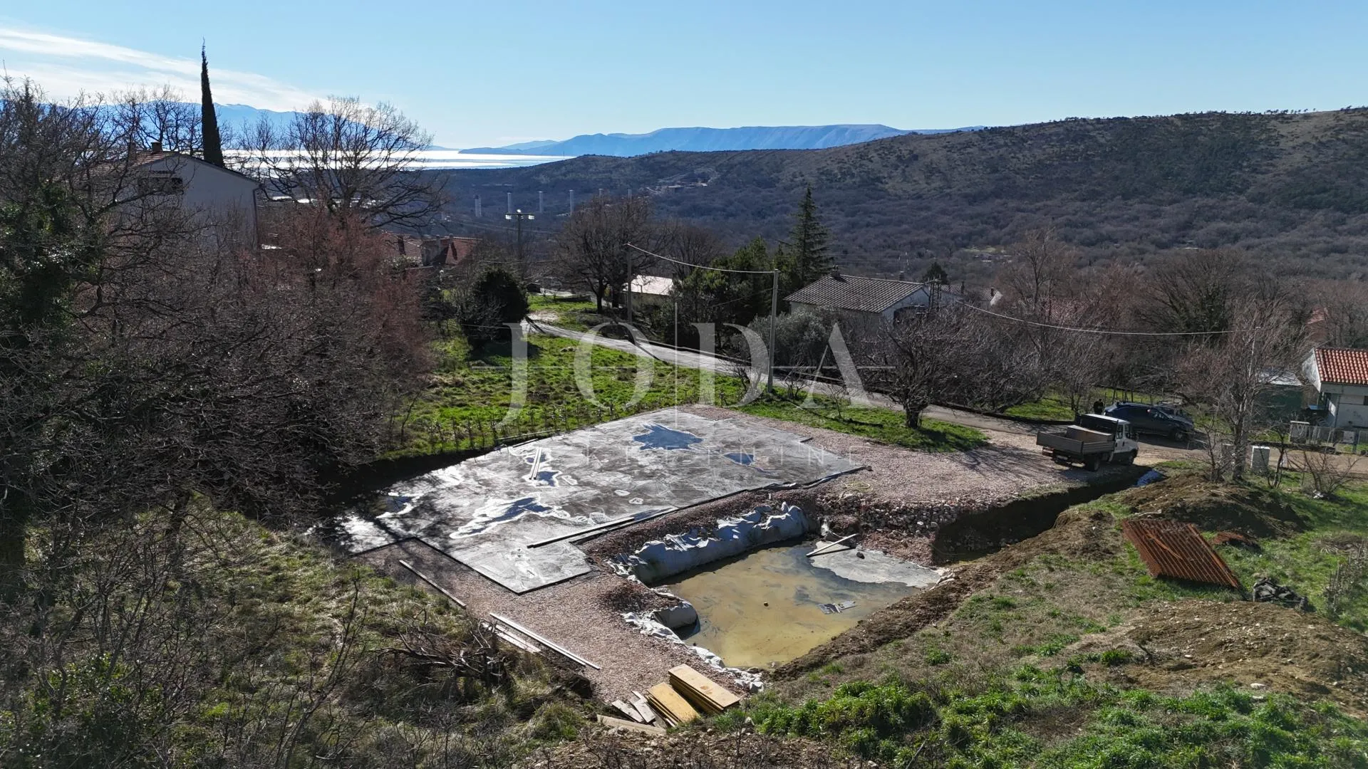 građevinsko zemljište 1.250 m² s dozvolom i temeljima – bribir, pogled more - slika 6