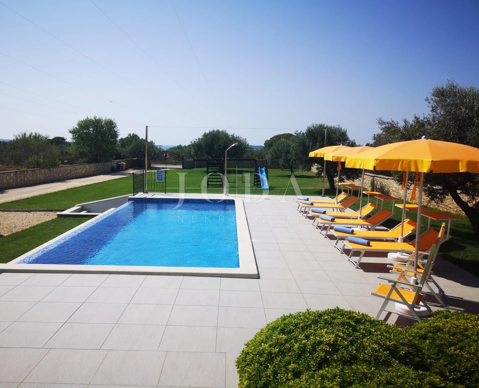 lijepa kuća sa bazenom na prostranoj okućnici,pogled more fažana - slika 5