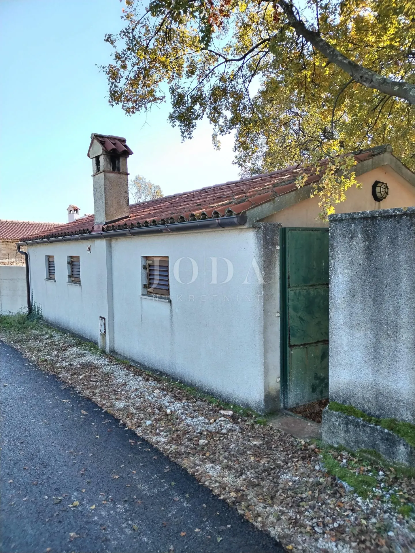 barban, okolica stancija sa dvije kuće, pomoćnim objektom i bazenom - slika 7