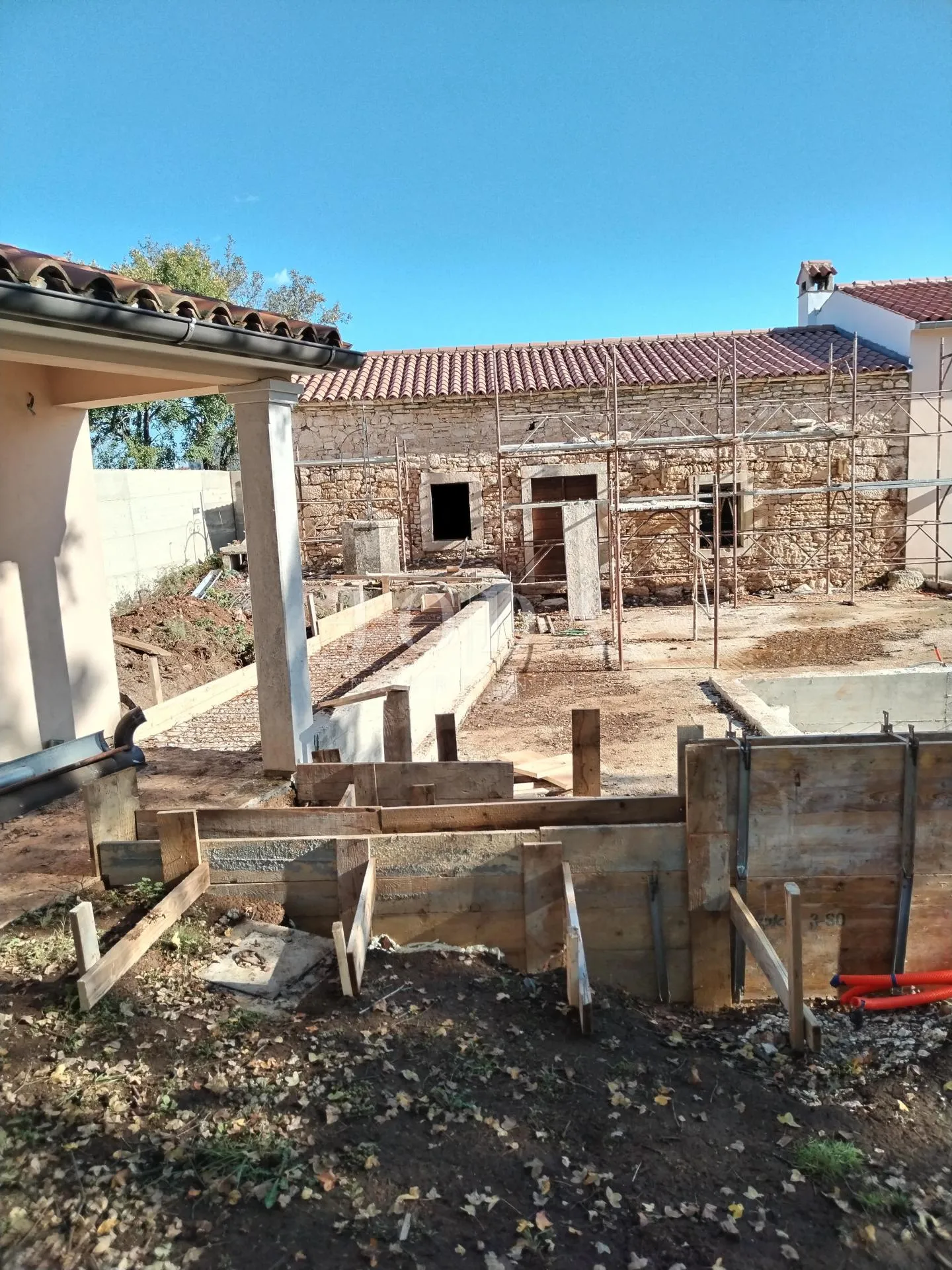 barban, okolica stancija sa dvije kuće, pomoćnim objektom i bazenom - slika 2