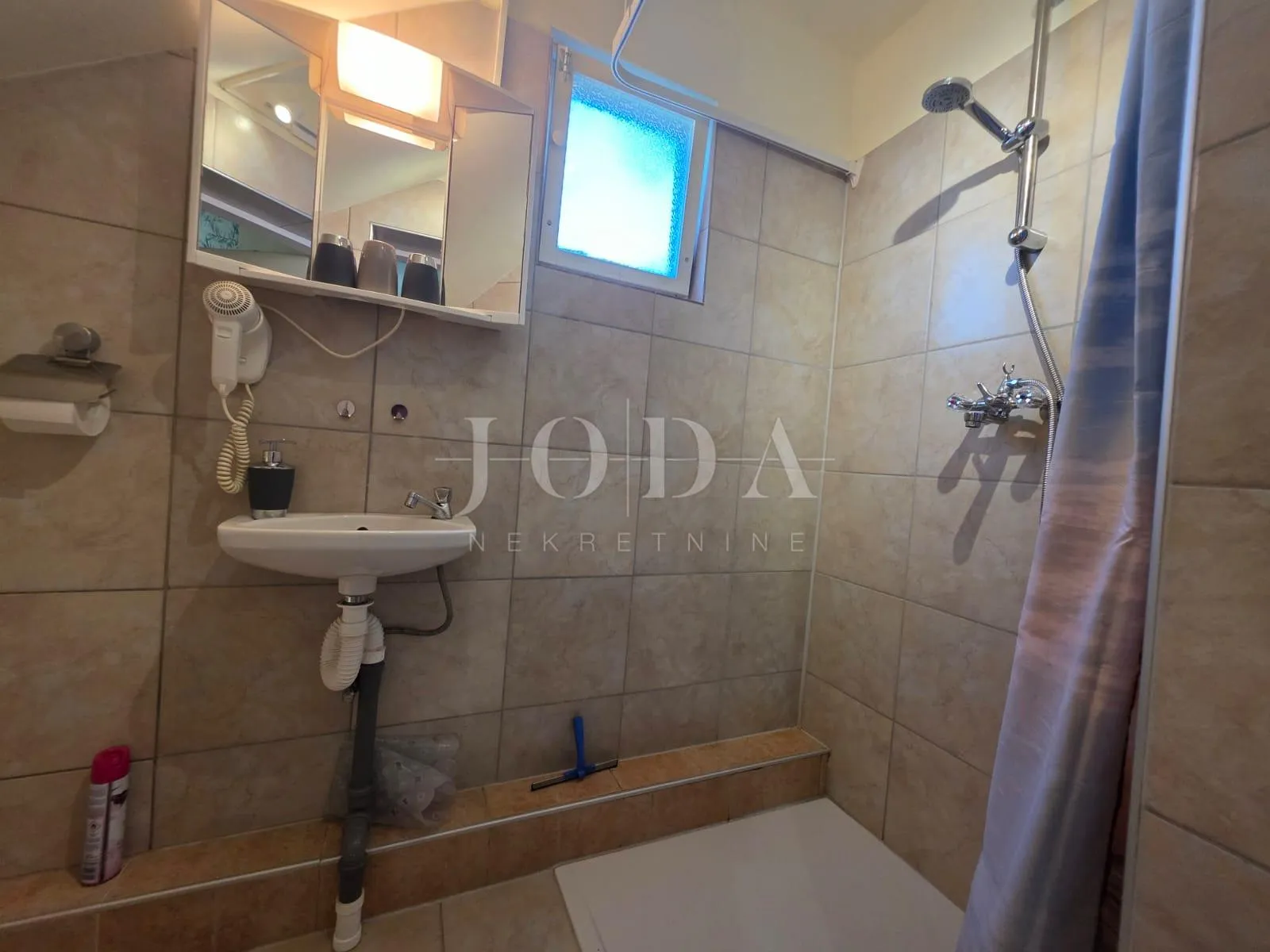 kuća sa 3 stambene jedinice - slika 28