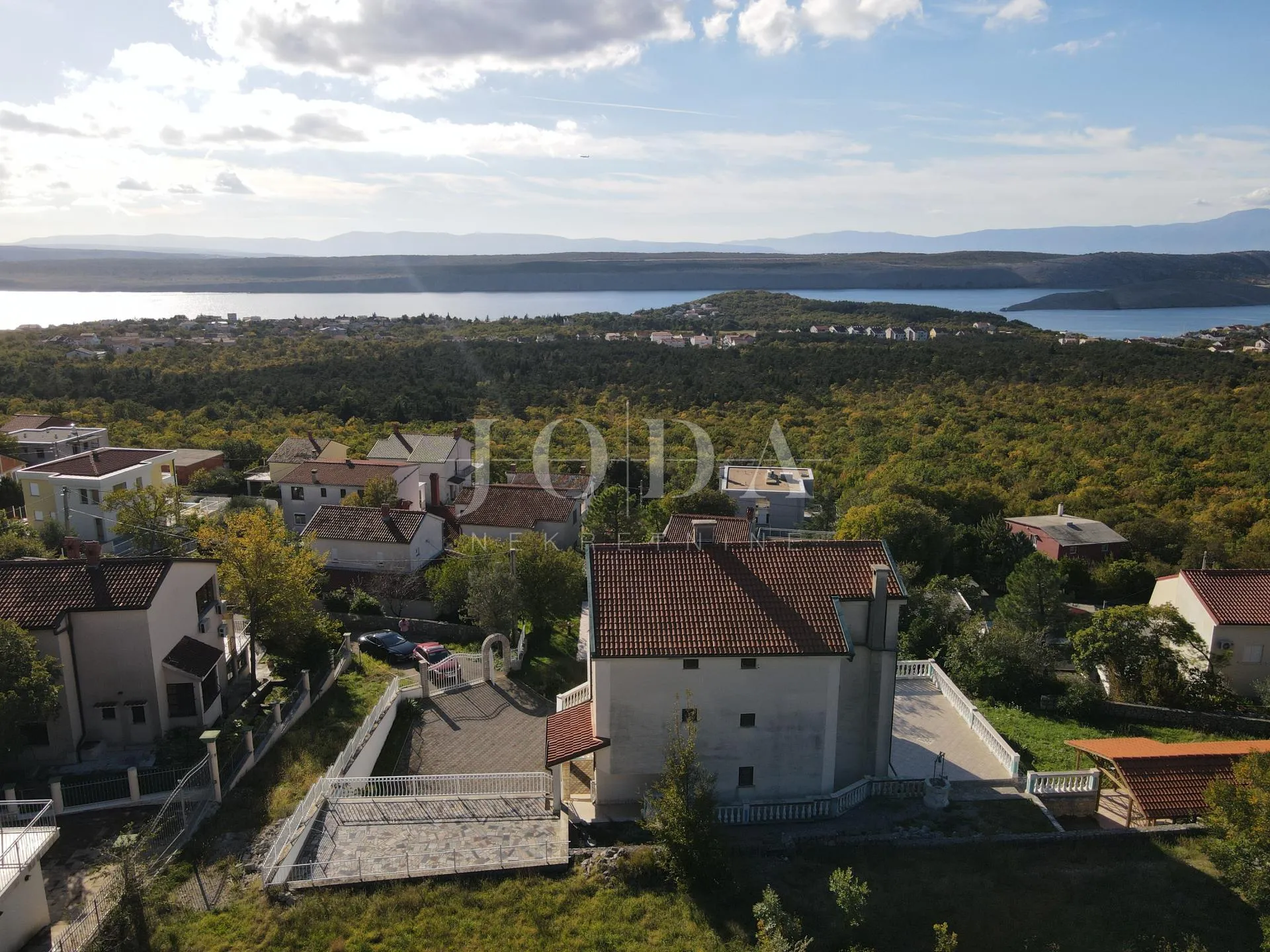 kuća s bazenom i dvije garaže - slika 7