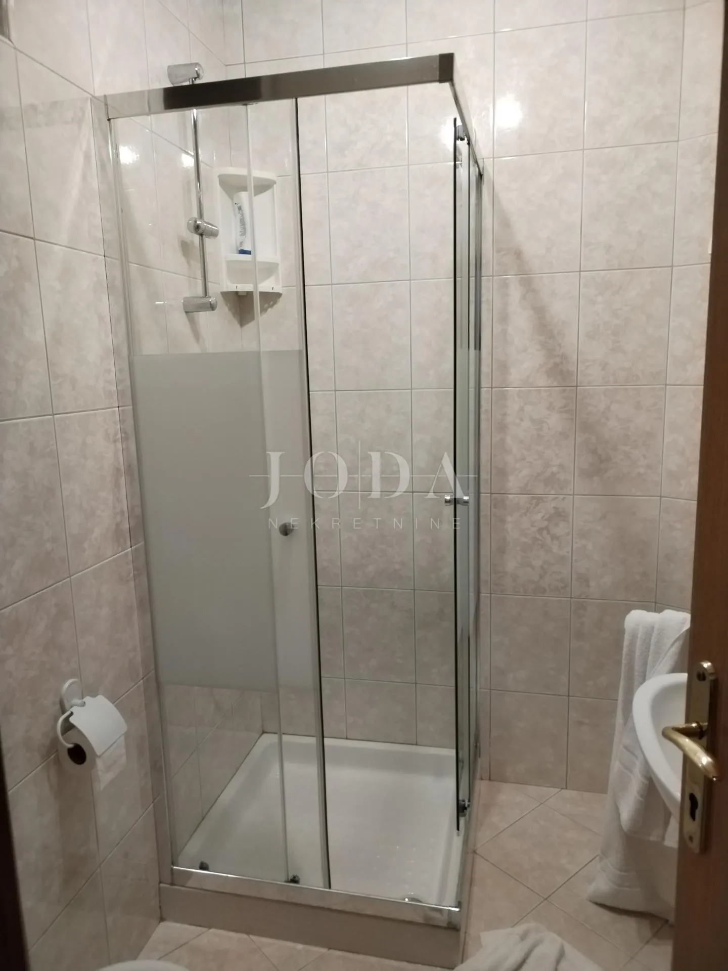 labin, okolica, kuća s dva stana i poslovnim prostorom - slika 31