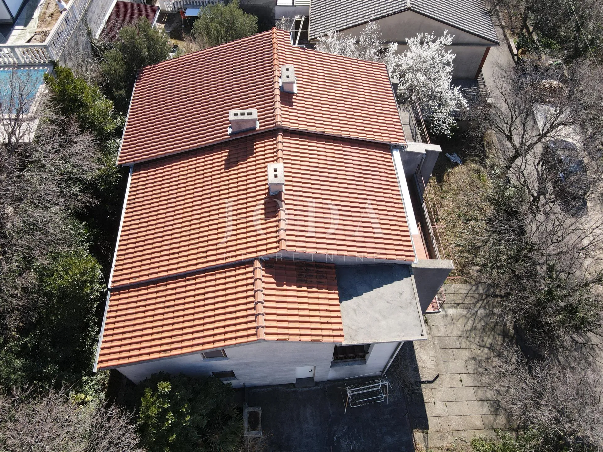 kuća sa 100m od mora sa 6 stambenih jedinica - slika 11