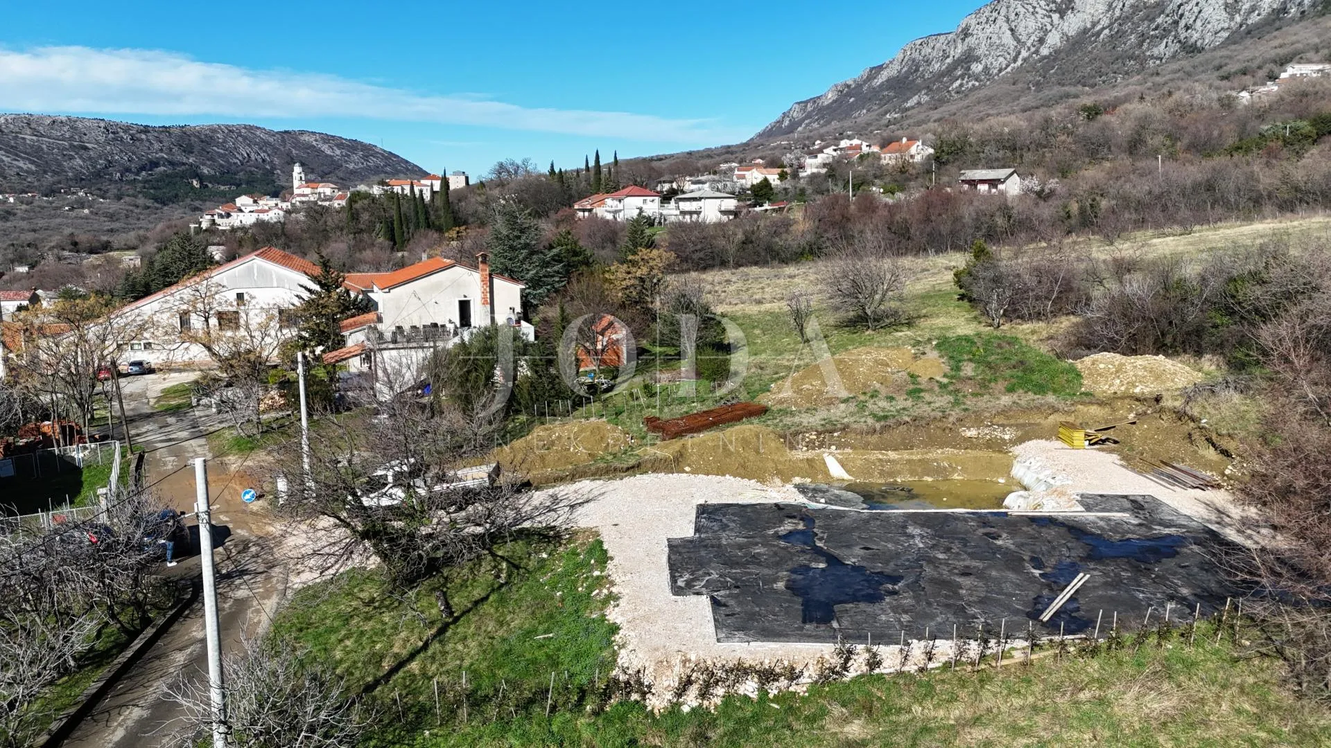 građevinsko zemljište 1.250 m² s dozvolom i temeljima – bribir, pogled more - slika 7