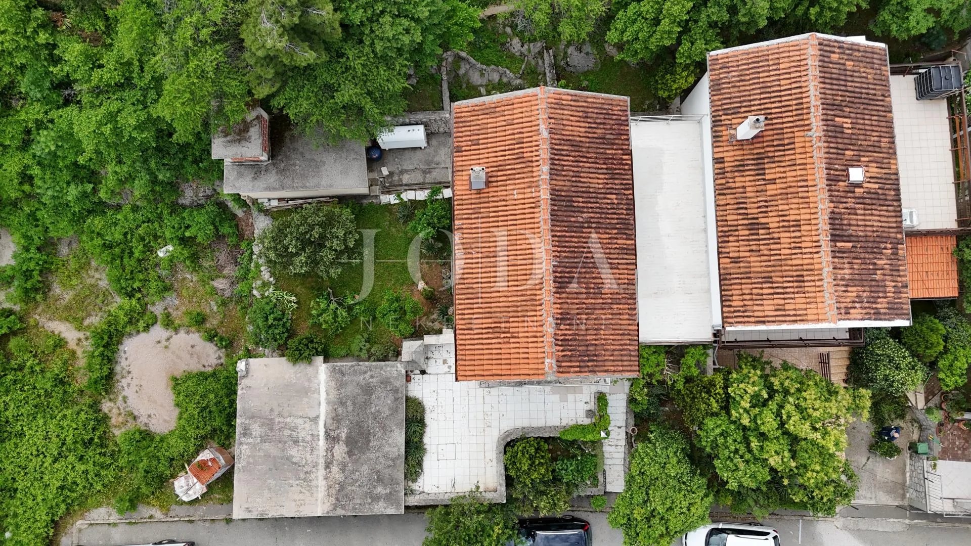 kuća s pogledom na more i dvjema garažama – klenovica - slika 8