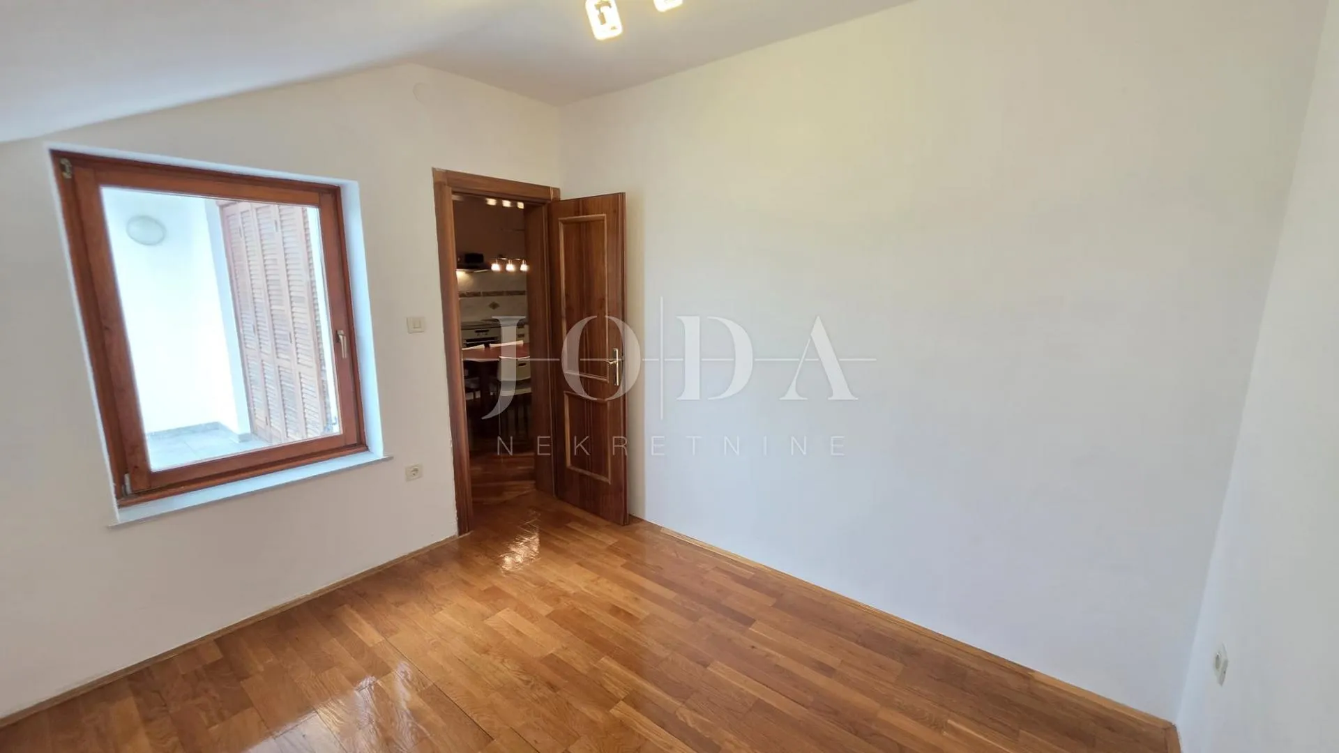 jadranovo dvosobni stan 150m od mora - slika 12