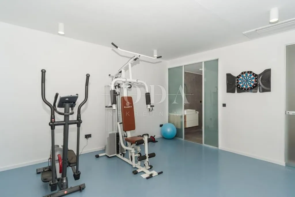 jedinstvena vila s bazenom - slika 26