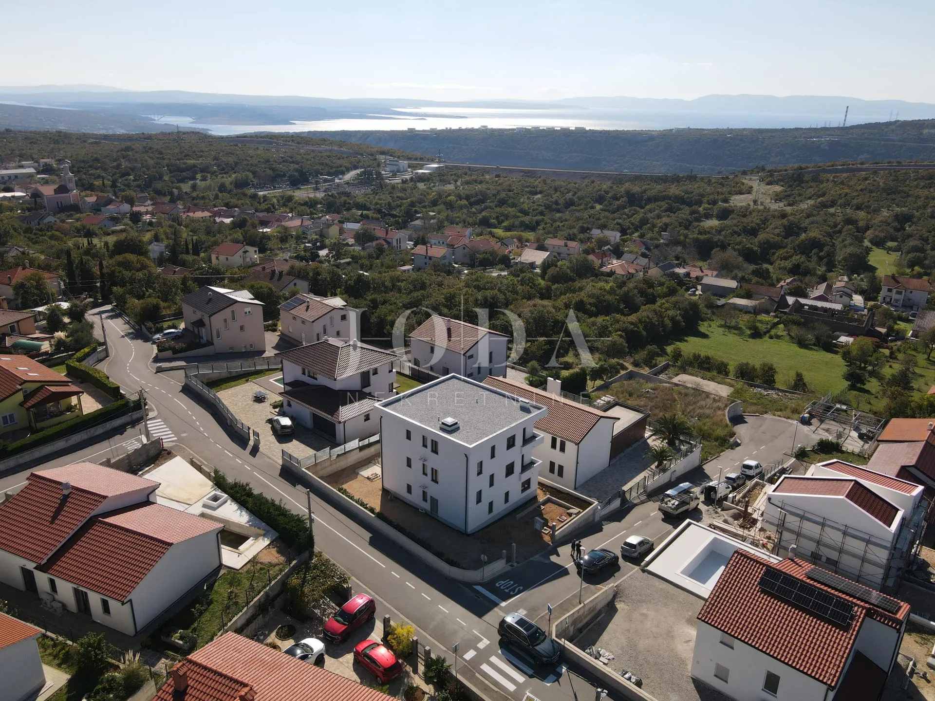 kuća sa tri stana i bazenom - slika 5
