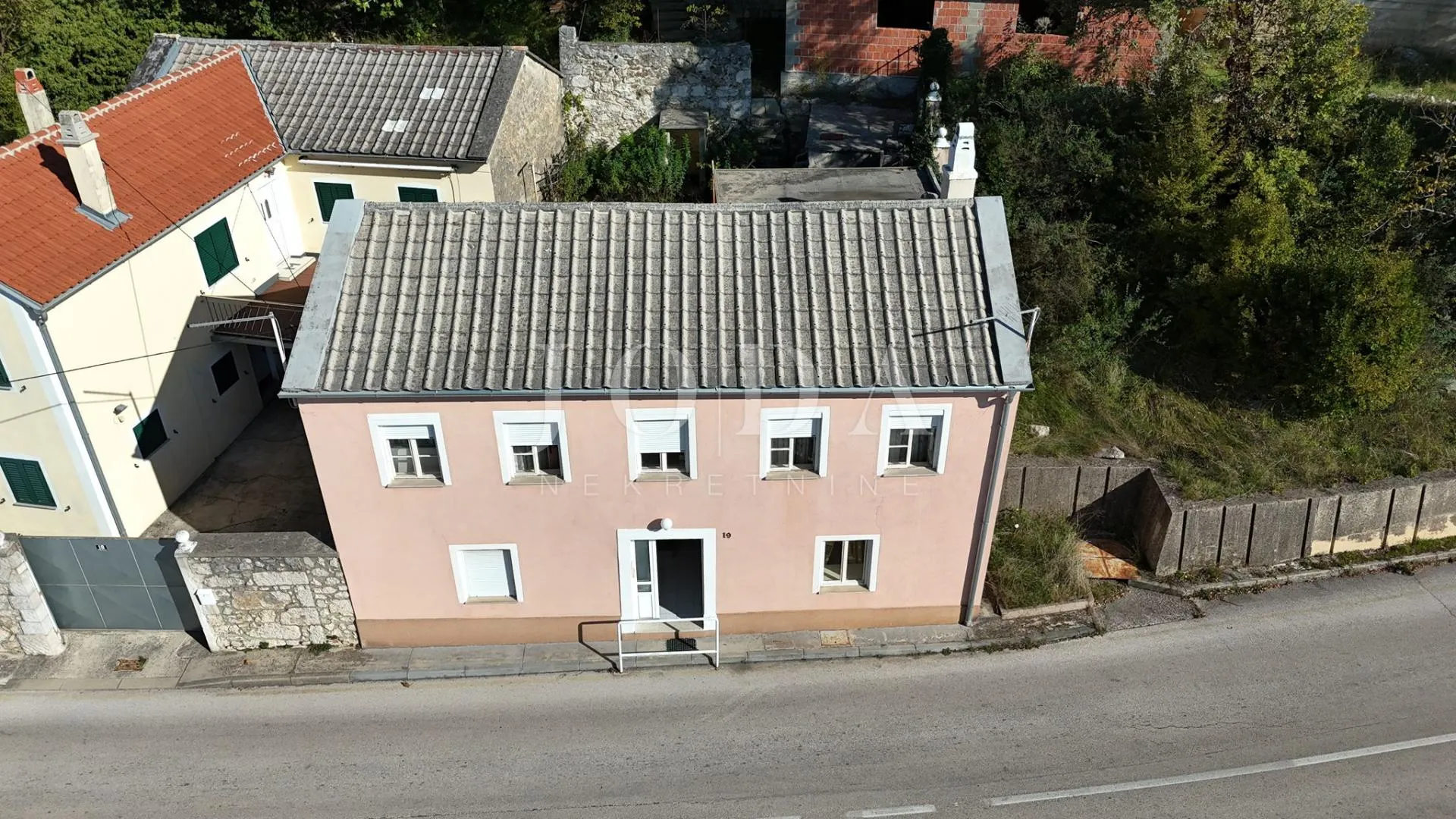 šarmantna kuća s pogledom na more u mirnom zaleđu crikvenice - slika 6