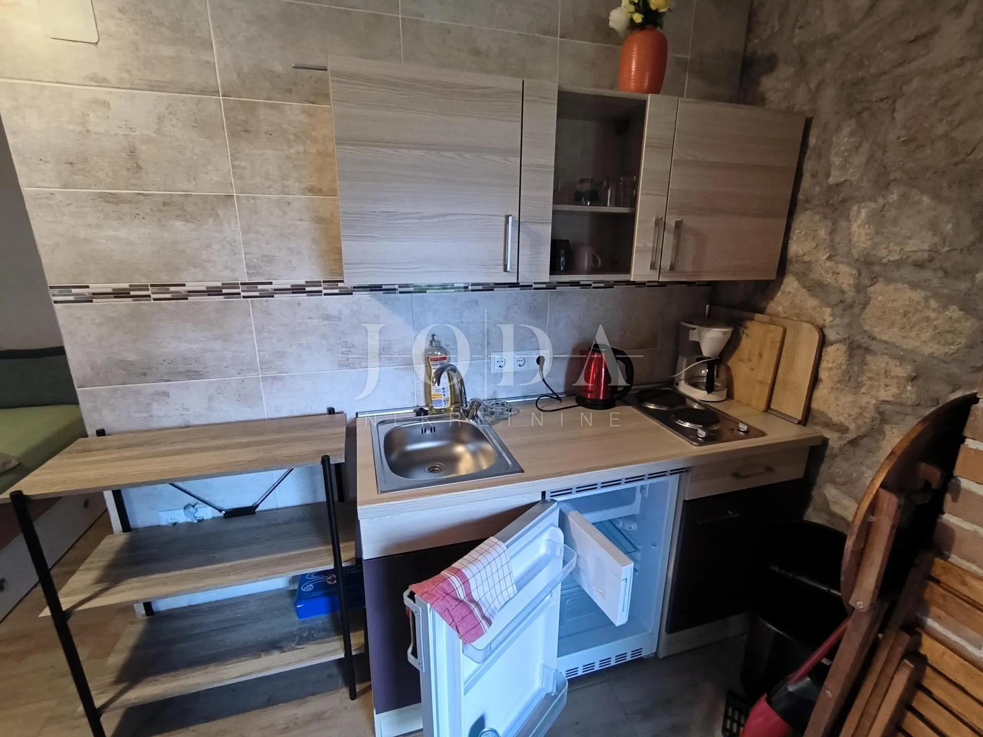 kuća sa dva adaptirana apartmana i starina za adaptaciju - slika 13