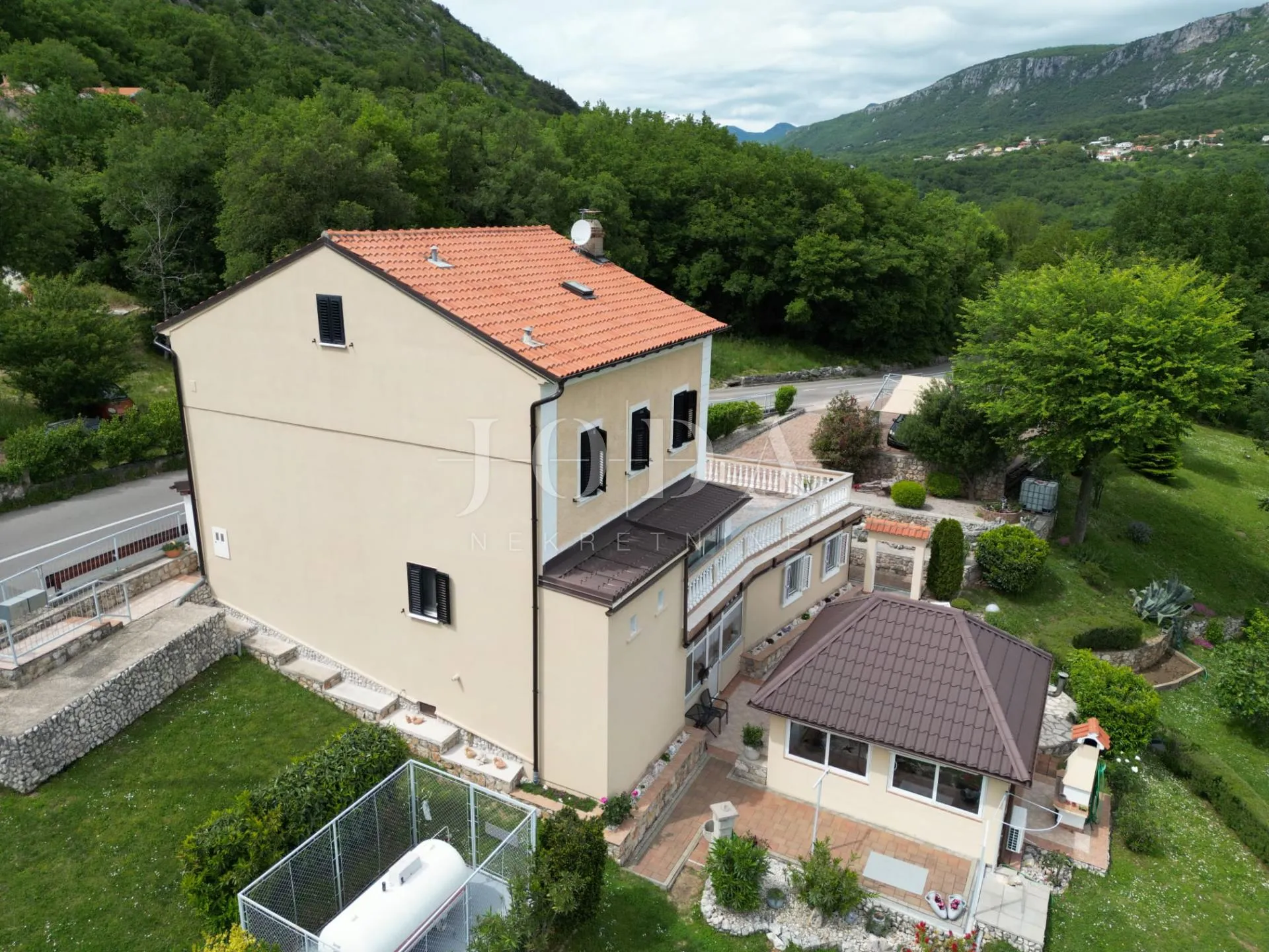 kuća sa 3000m2 zemljišta - slika 3