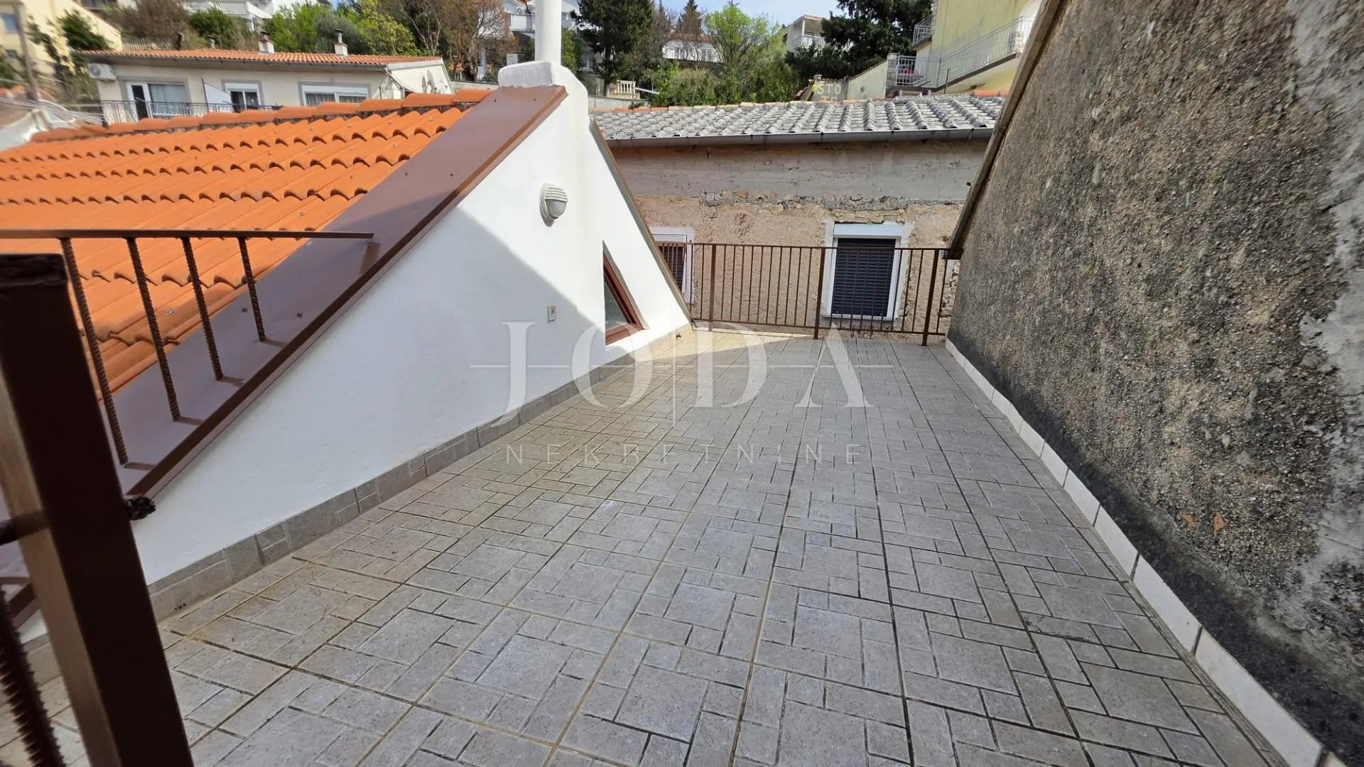 jablanac kuća u centru mjesta - slika 3
