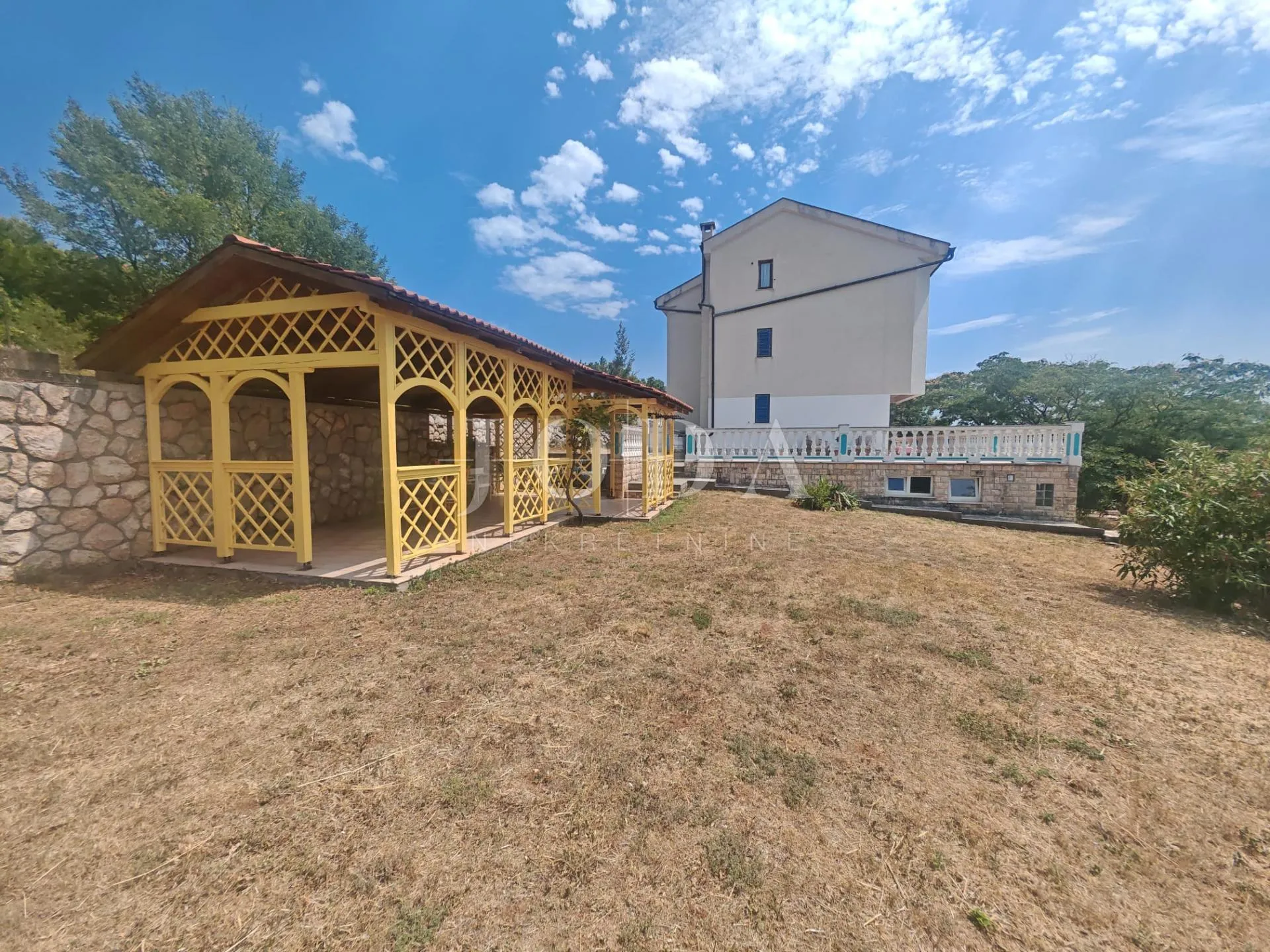 vila s bazenom i dvije garaže na parceli od 2500m2 - slika 20