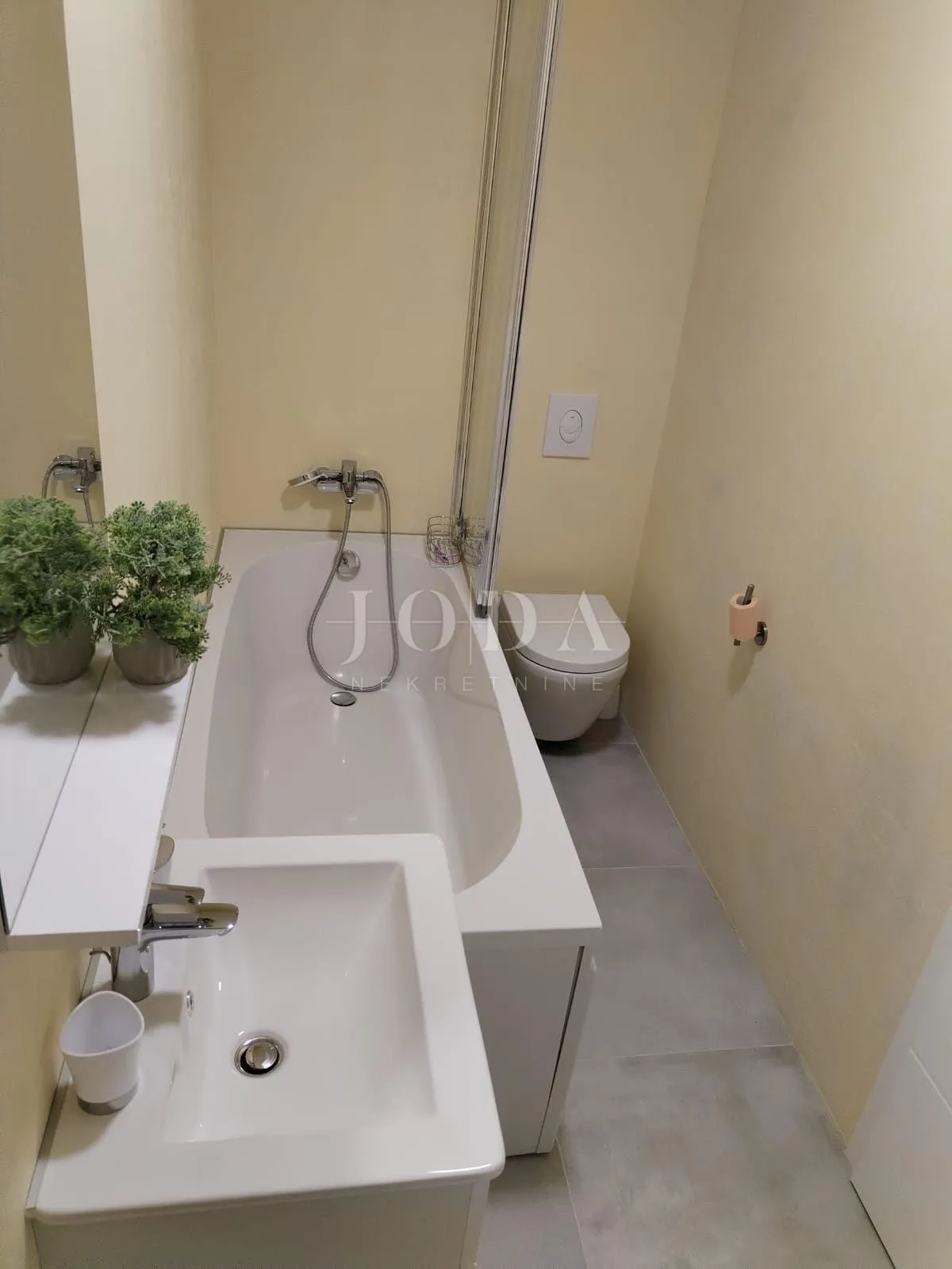 renovirana kuća kompletno opremljena,valtura - slika 9