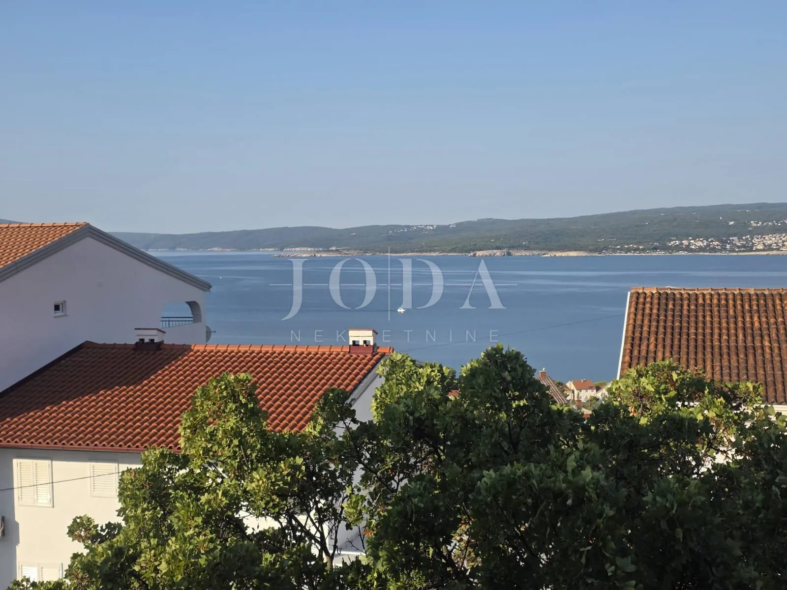 CRIKVENICA, stan sa garažom i okućnicom