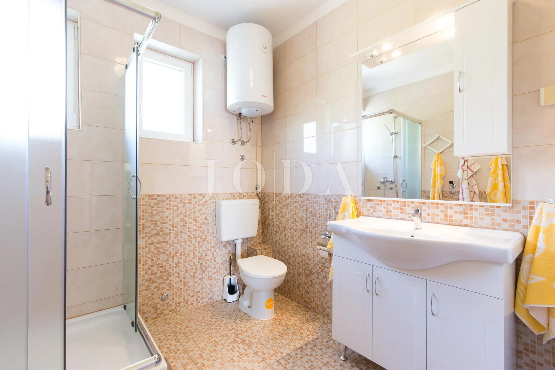 kuća sa 6 apartmana i bazenom - slika 8