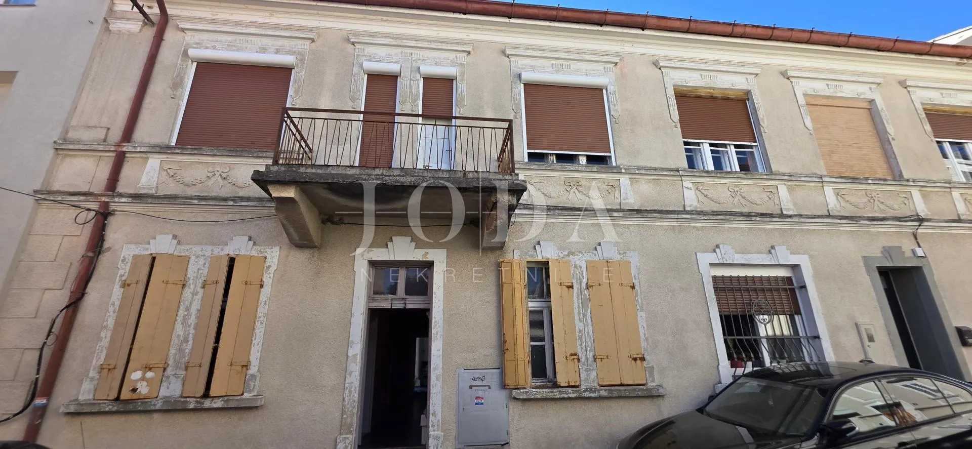 Kuća u centru Crikvenice, 150 m², 200 m od mora – potencijal za investiciju - Crikvenica