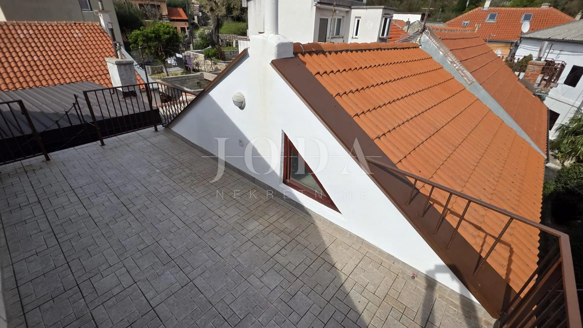 jablanac kuća u centru mjesta - slika 5